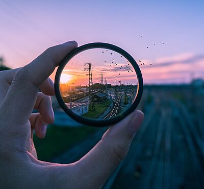 Schienennetz in einem runden Glas. Der Hintergrund ist verschwommen.