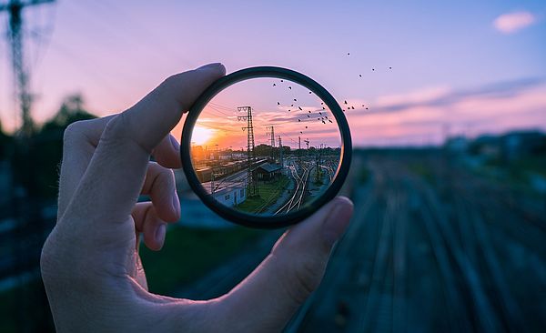 Schienennetz in einem runden Glas. Der Hintergrund ist verschwommen.