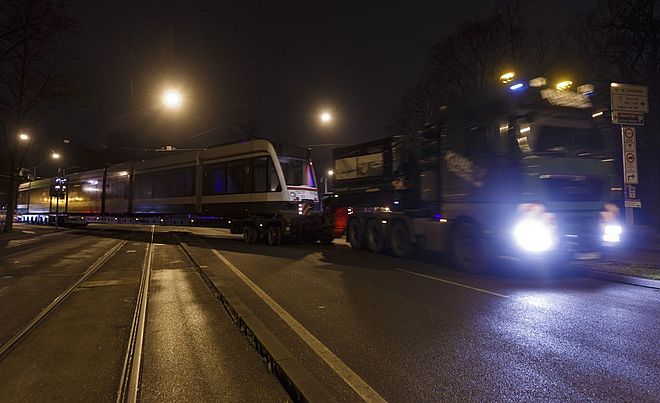 Straßenbahn wird mit einem LKW transportiert.
