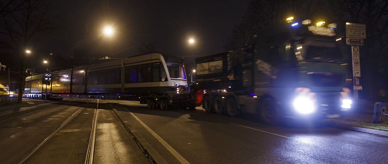 Straßenbahn wird mit einem LKW transportiert.