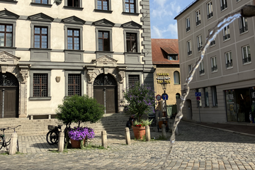 Nahaufnahme des Wasserstrahls aus dem Trinkwasserbrunnen beim Stadtmetzg in Augsburg. Ein Klick auf das Bild sorgt für eine Großansicht