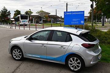 Bild eines swa Carsharing Autos vor dem Standort Königsbrunn Zentrum. - Ein Klick auf das Bild führt zur vergrößerten Fotoansicht.