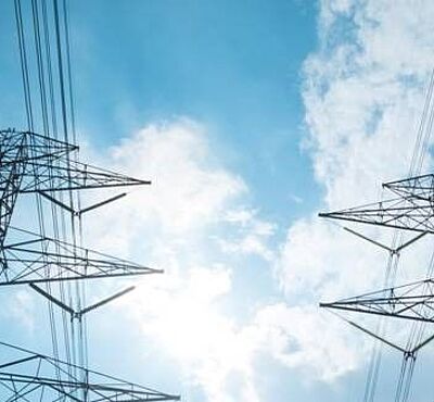 Stromleitungen am bewölkten Himmel.