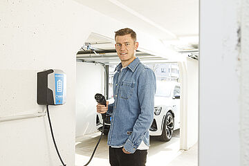 Finnbogason hält einen Ladestecker in der Hand. - Ein Klick auf das Bild führt zur vergrößerten Fotoansicht