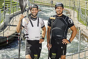 Hannes Aigner und Sideris Tasiadis vor der Kanustrecke. - Ein Klick auf das Bild führt zur vergrößerten Fotoansicht.