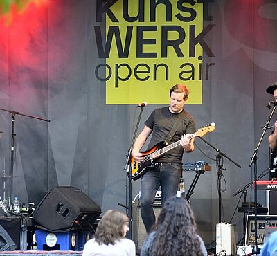 Musikband auf einer Bühne