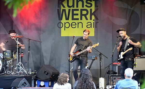 Musikband auf einer Bühne