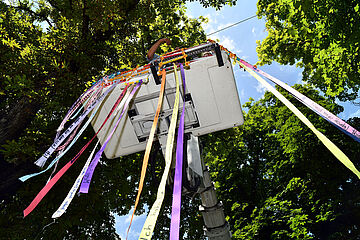 Hebebühne von unten mit vielen bunten Fäden. - Beim anklicken wird das Bild vergrößert.