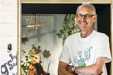 Horst Rzeppa steht vor der Augsburger Puppenkiste und lacht. - Ein Klick auf das Bild führt zur vergrößerten Fotoansicht.