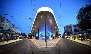 Königsplatz beleuchtet bei Dämmerung