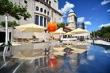 Getränk auf Tisch vor dem Restaurant Ofenhaus. - Ein Klick auf das Bild führt zur vergrößerten Fotoansicht.