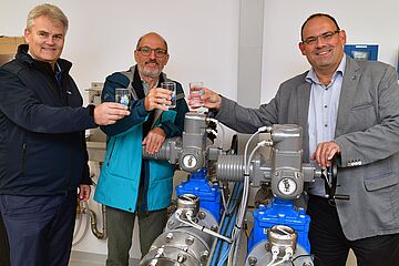 swa Geschäftsführer Rainer Nauerz, Umweltreferent Reiner Erben und swa Bereichsleiter Wasser Florian Killer mit Glas Wasser bei der Inbetriebnahme eines Horizontalfilterbrunnens