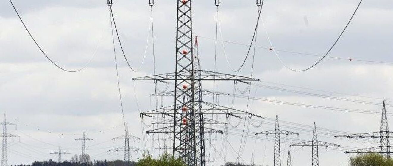 Bild von Hochspannungsleitungen.