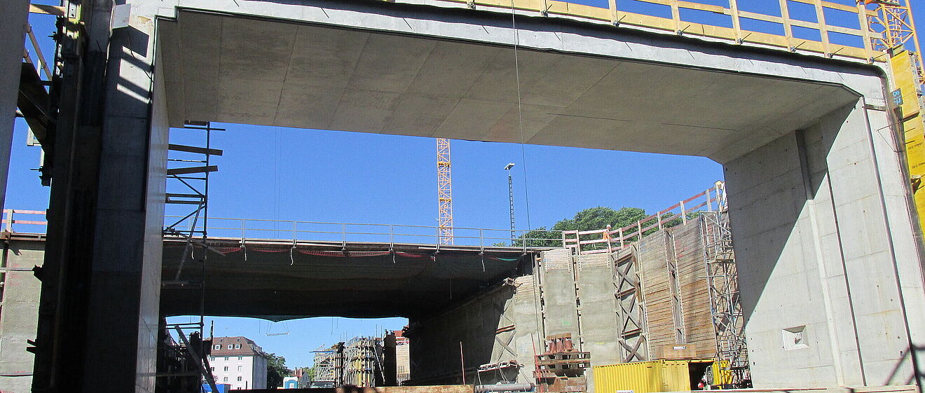 Baustelle mit Kran im Hintergrund. Link zu einem Pop-Up mit Infos zu Ingenieurbau.