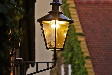 Gaslaterne an Hauswand. -Beim anklicken wird das Bild vergrößert.